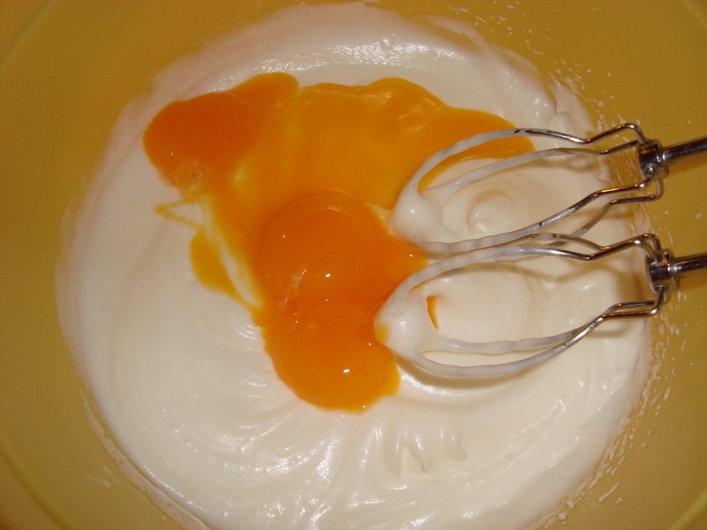 Rulada cu frisca si gem de capsuni