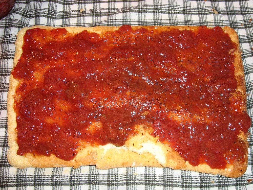 Rulada cu frisca si gem de capsuni