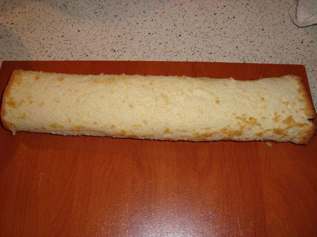 Rulada cu frisca si gem de capsuni