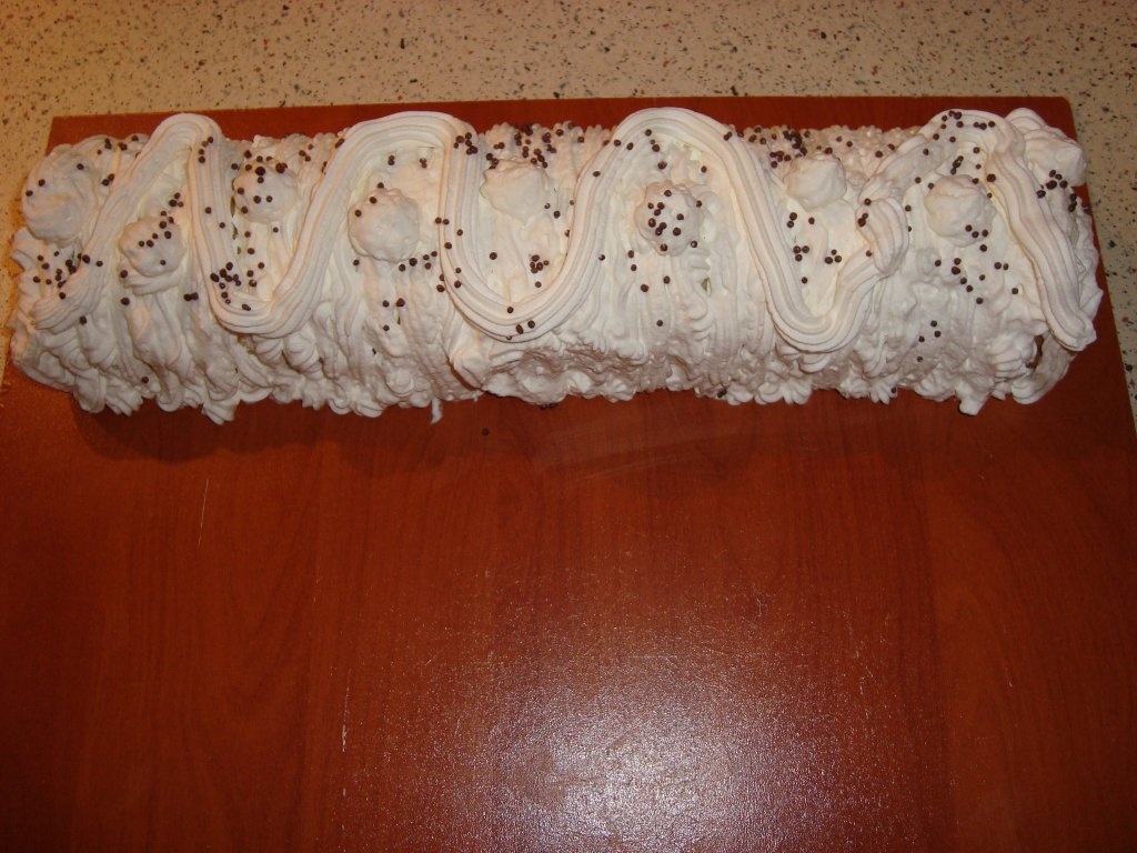 Rulada cu frisca si gem de capsuni