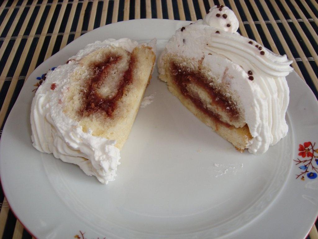 Rulada cu frisca si gem de capsuni