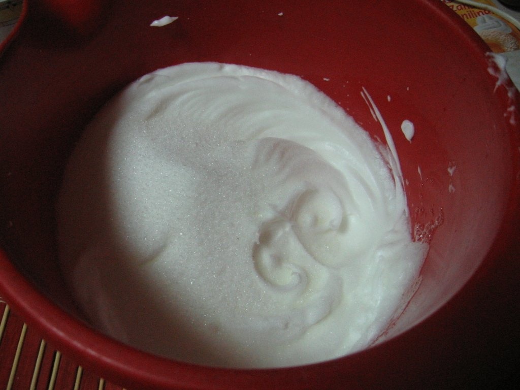 Tort din albusuri cu nuca