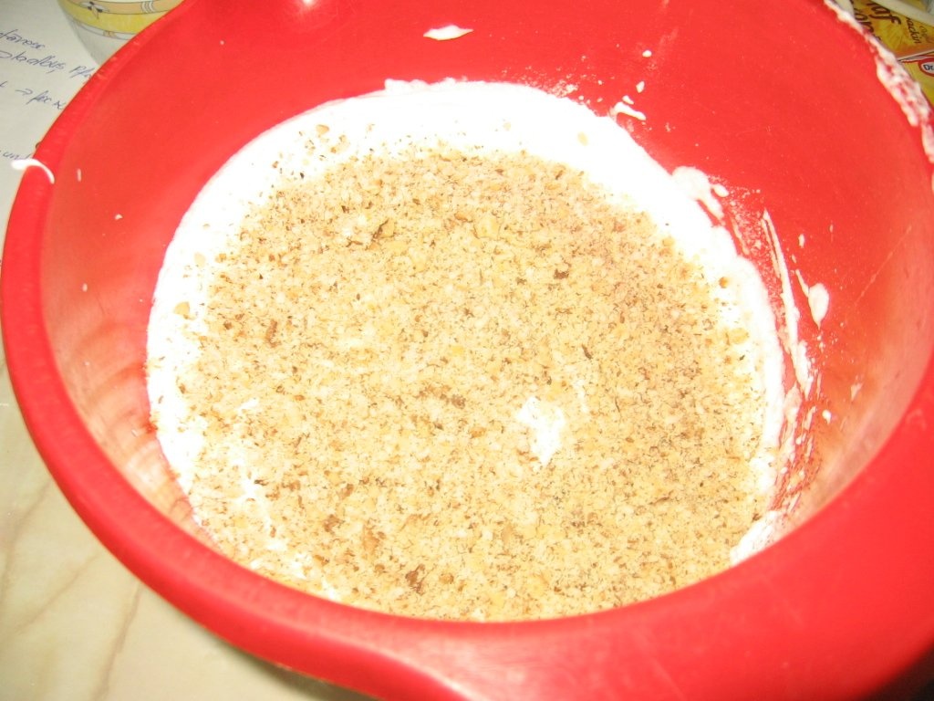 Tort din albusuri cu nuca