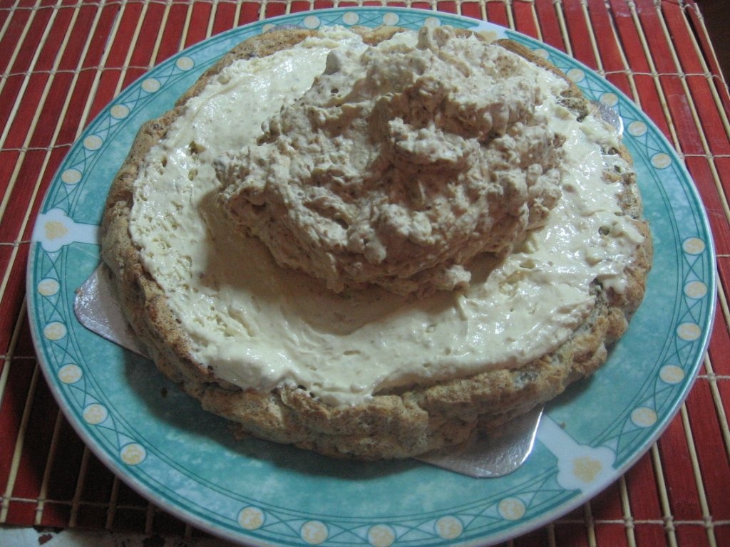 Tort din albusuri cu nuca