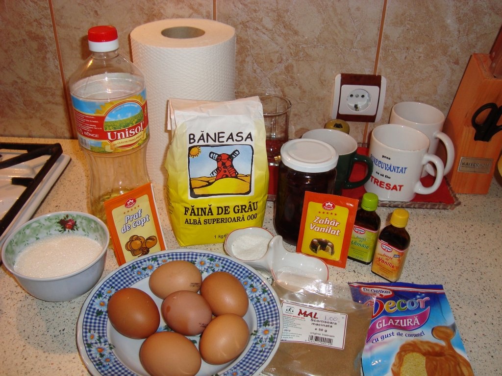 Pandispan cu visine caramelizate