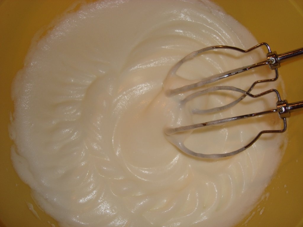 Pandispan cu visine caramelizate