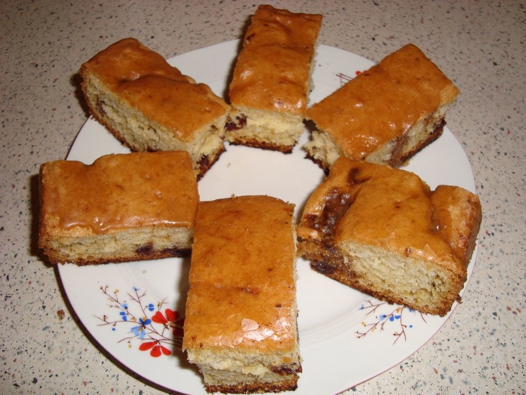 Pandispan cu visine caramelizate