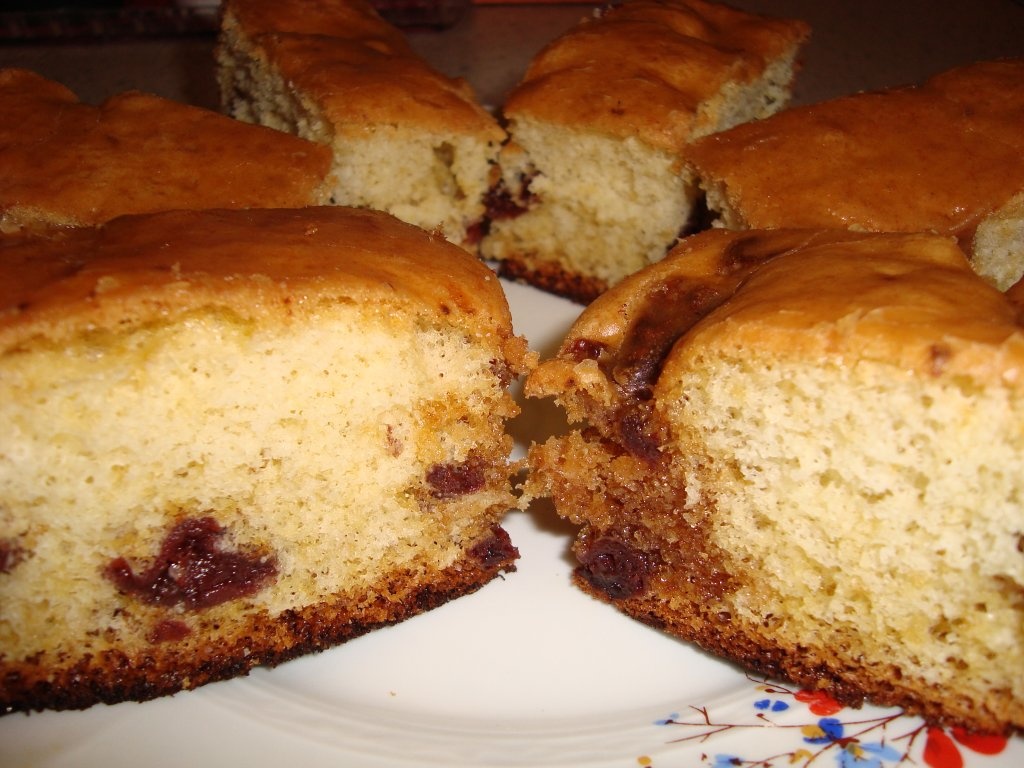 Pandispan cu visine caramelizate