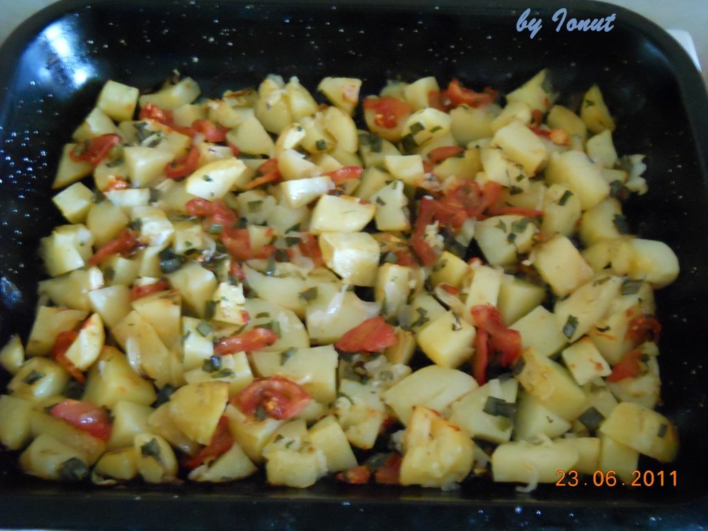 Cartofi cu legume la cuptor
