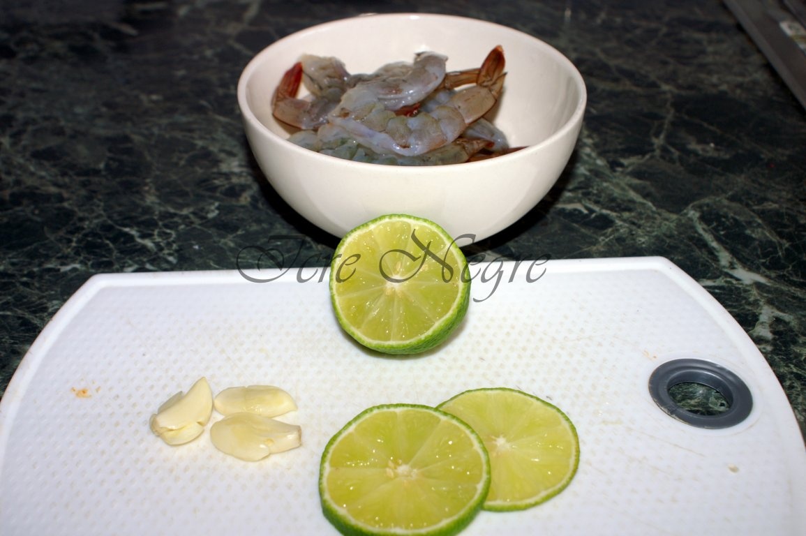 Creveti prajiti in unt si usturoi