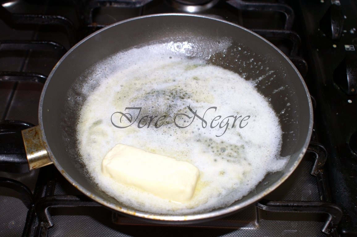 Creveti prajiti in unt si usturoi