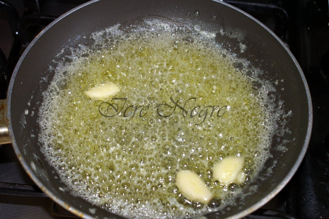 Creveti prajiti in unt si usturoi