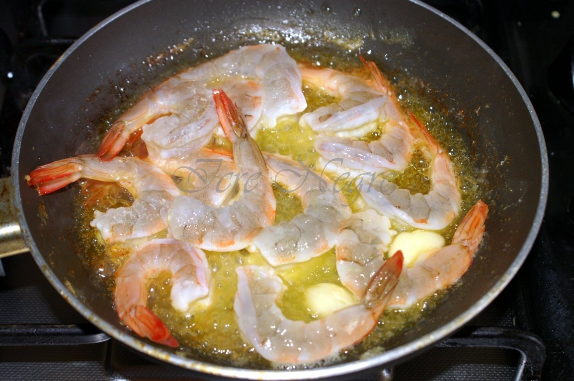 Creveti prajiti in unt si usturoi