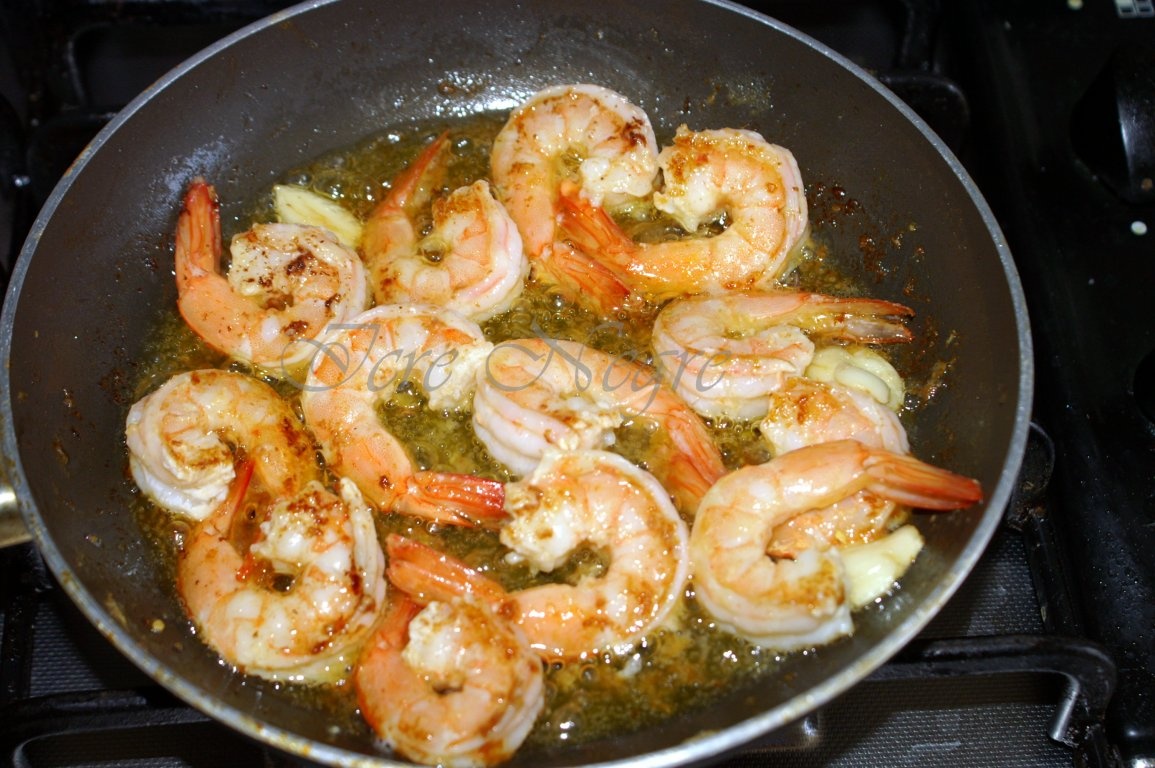 Creveti prajiti in unt si usturoi