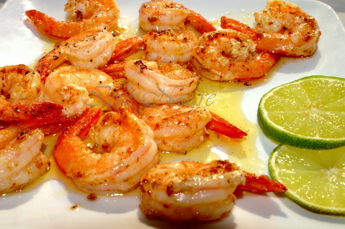 Creveti prajiti in unt si usturoi