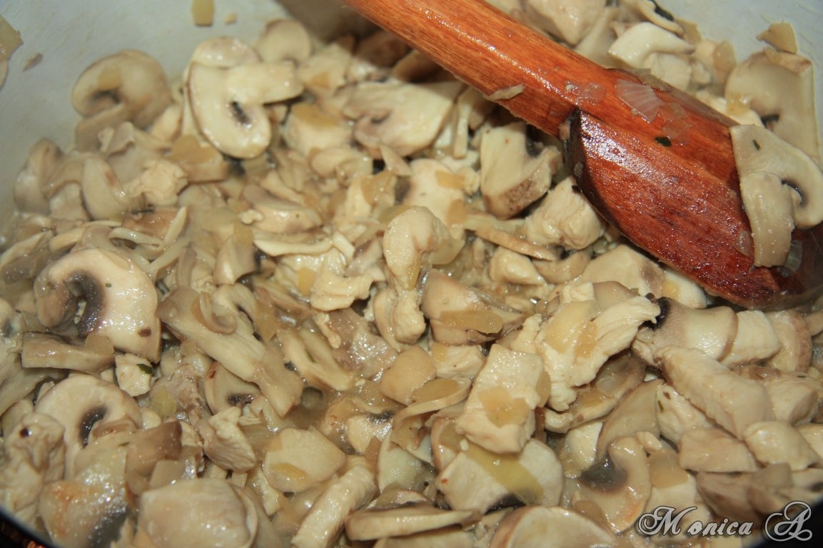 Piept de pui cu ciuperci si smantana