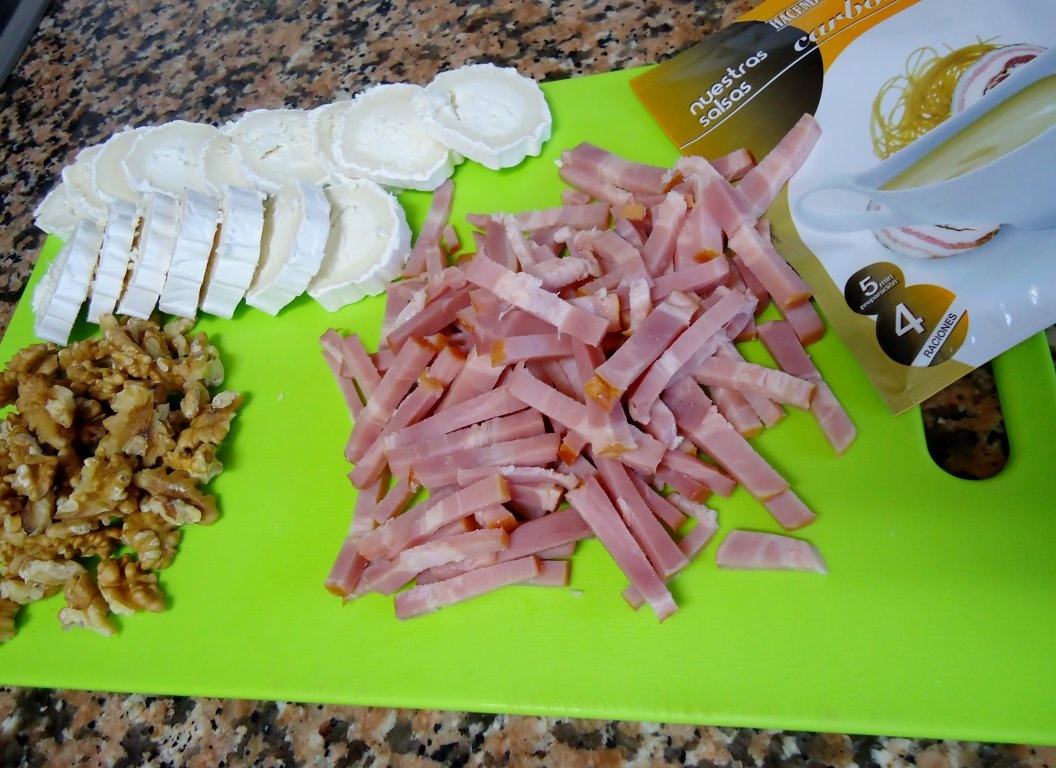 Pizza cu branza de capra si sos carbonara