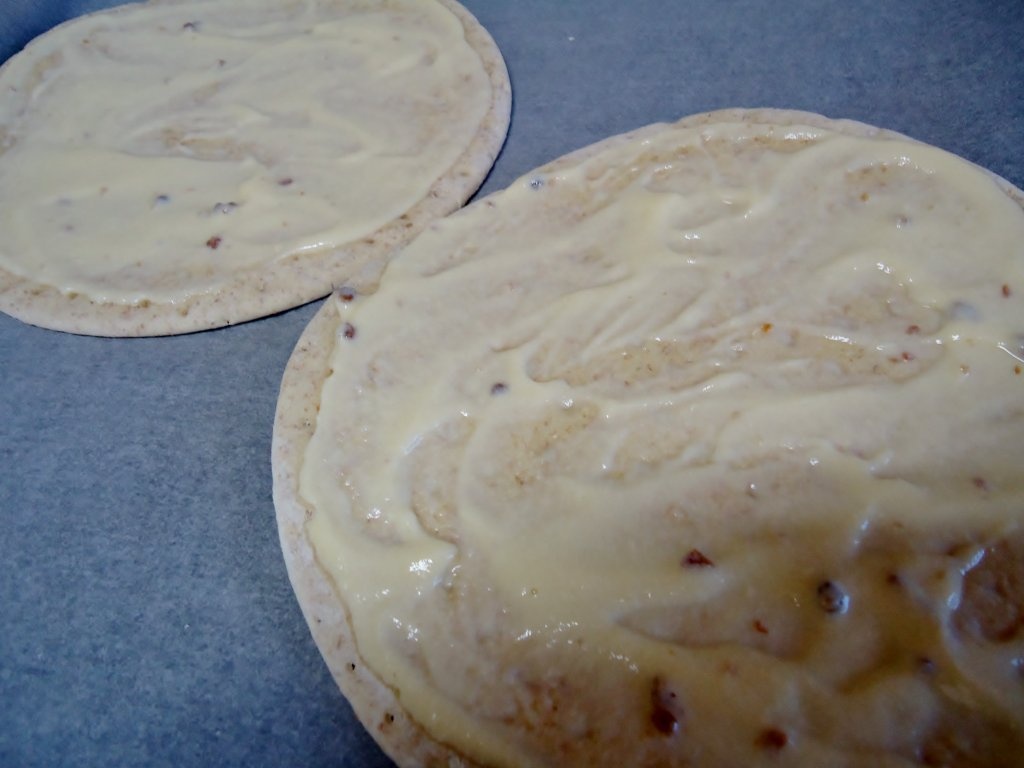 Pizza cu branza de capra si sos carbonara