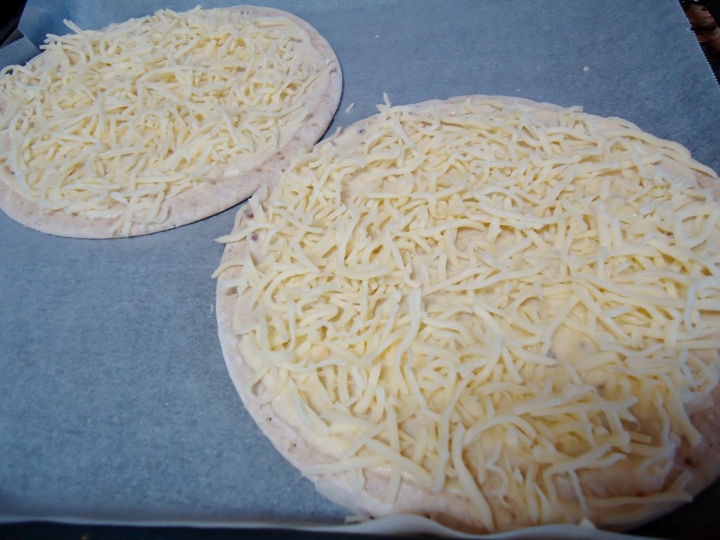Pizza cu branza de capra si sos carbonara