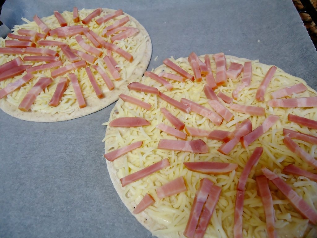 Pizza cu branza de capra si sos carbonara