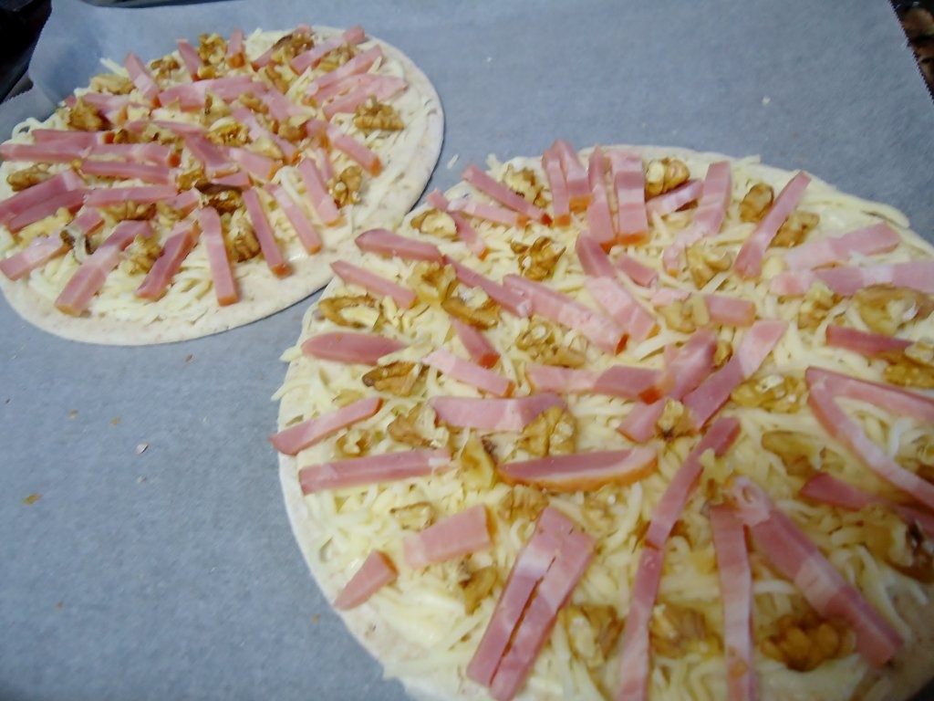 Pizza cu branza de capra si sos carbonara