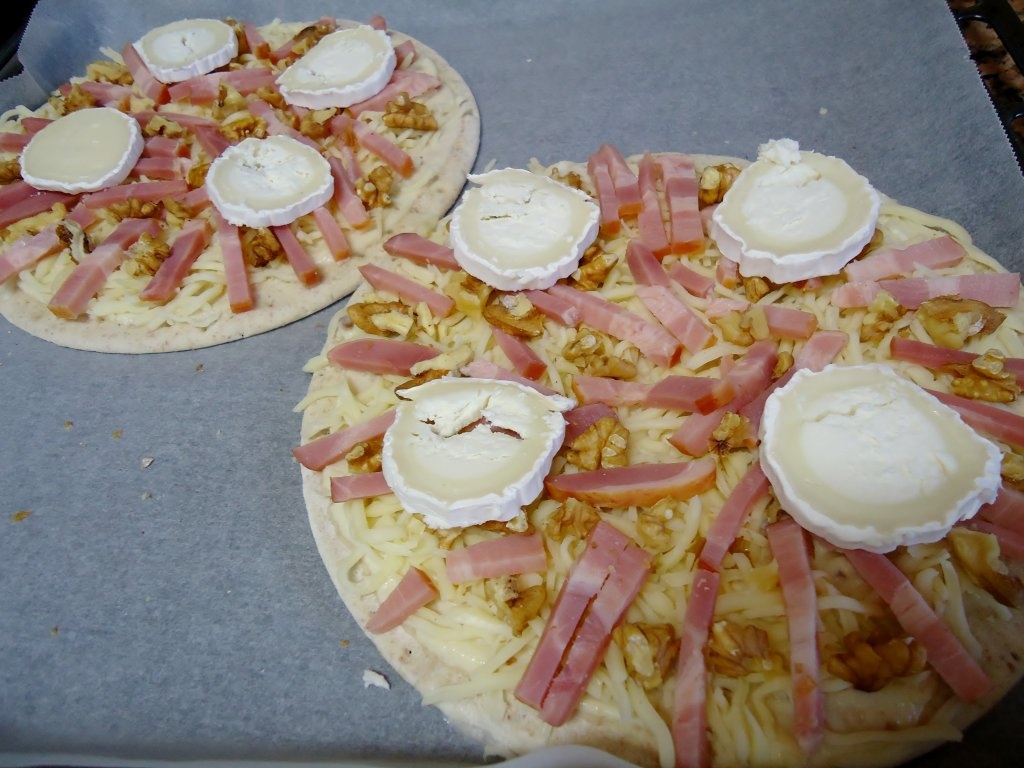 Pizza cu branza de capra si sos carbonara