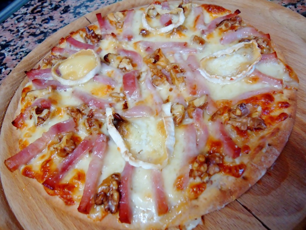 Pizza cu branza de capra si sos carbonara