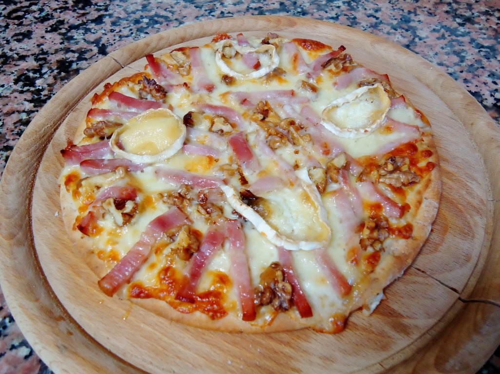 Pizza cu branza de capra si sos carbonara