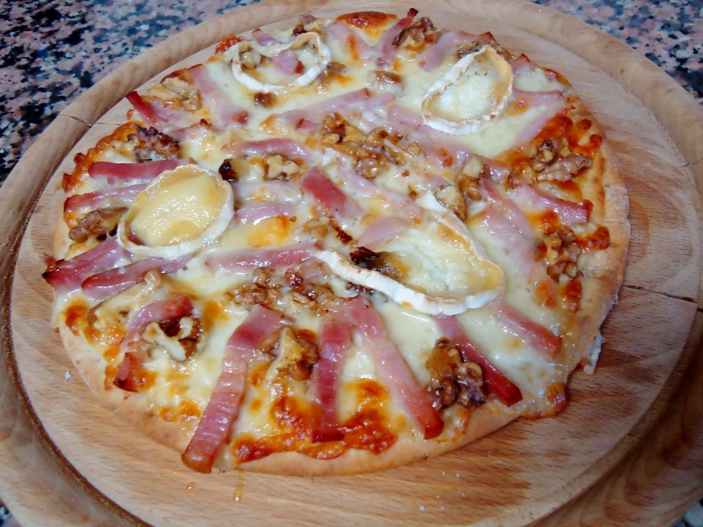 Pizza cu branza de capra si sos carbonara