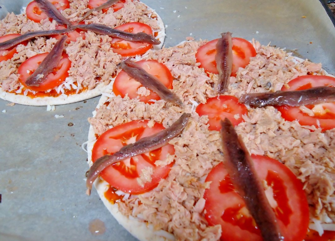 Pizza cu ton si anchoa