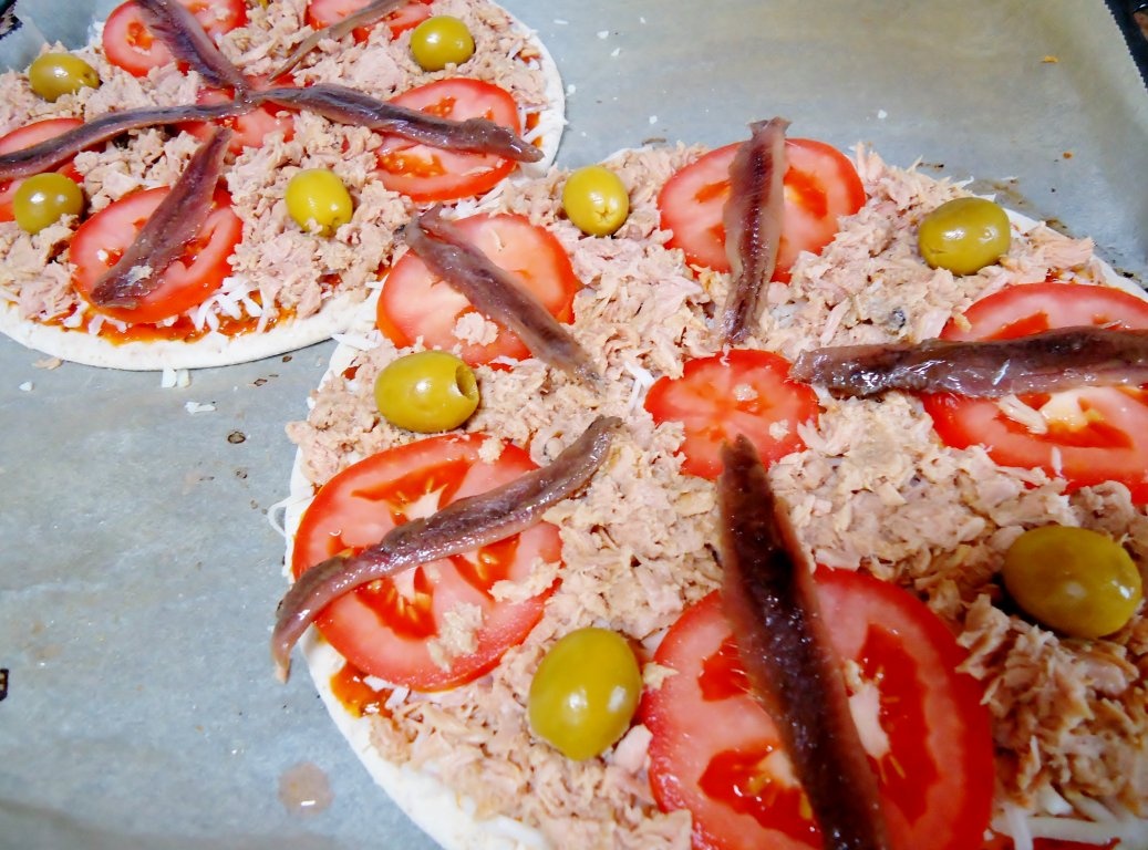 Pizza cu ton si anchoa