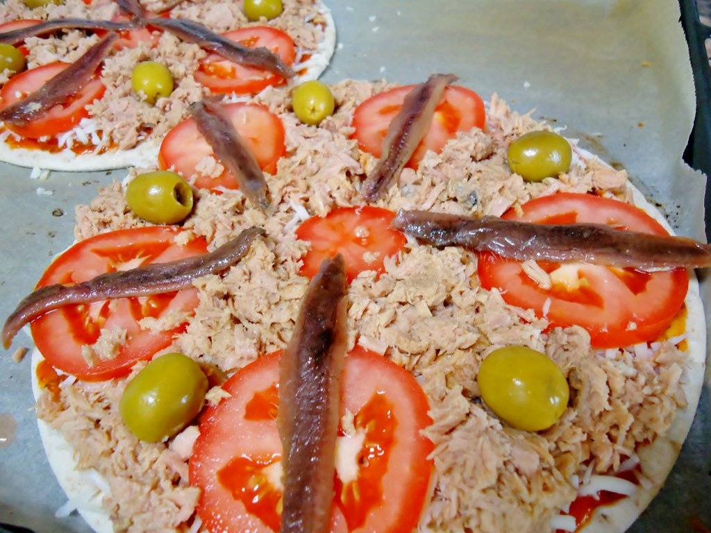 Pizza cu ton si anchoa