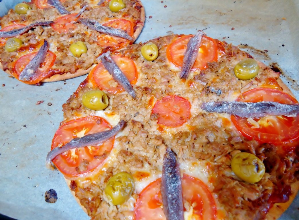 Pizza cu ton si anchoa