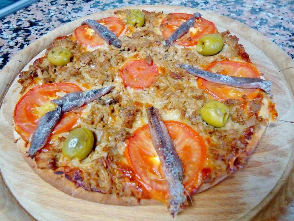 Pizza cu ton si anchoa