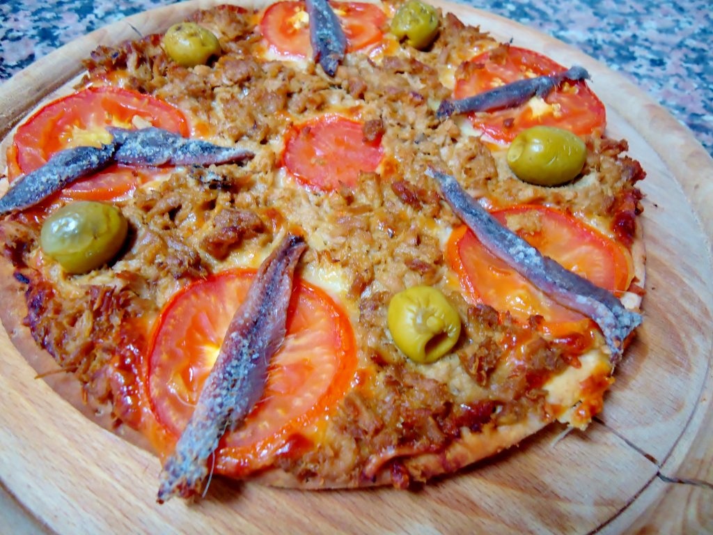 Pizza cu ton si anchoa