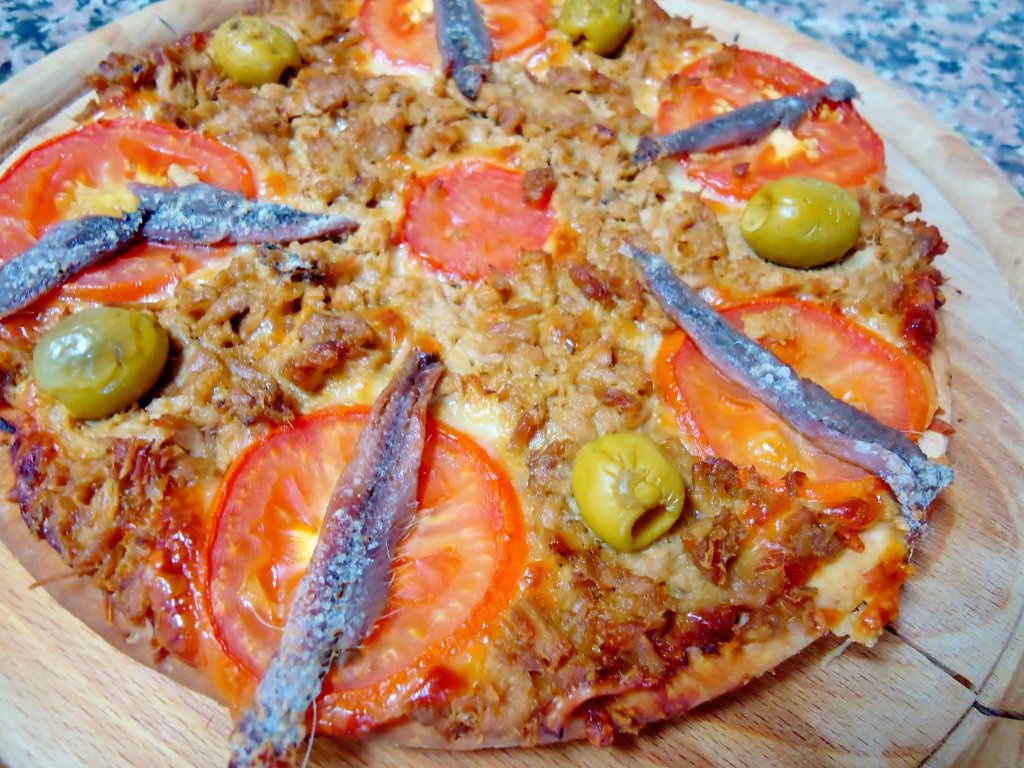 Pizza cu ton si anchoa