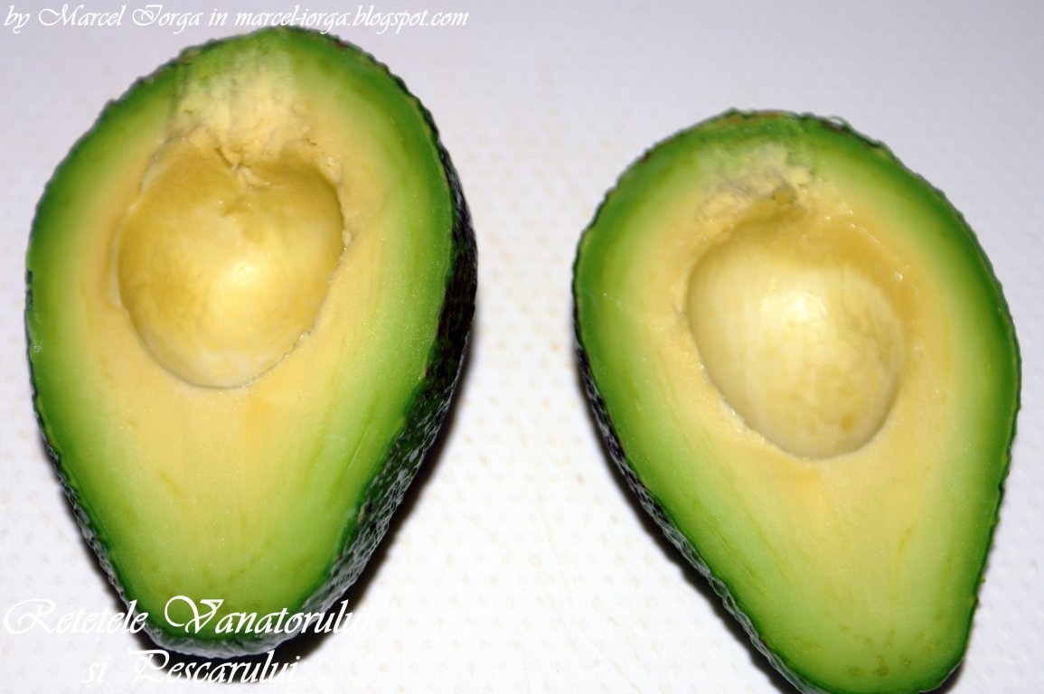 Salau de Dunare cu pasta de avocado si sos Tabasco