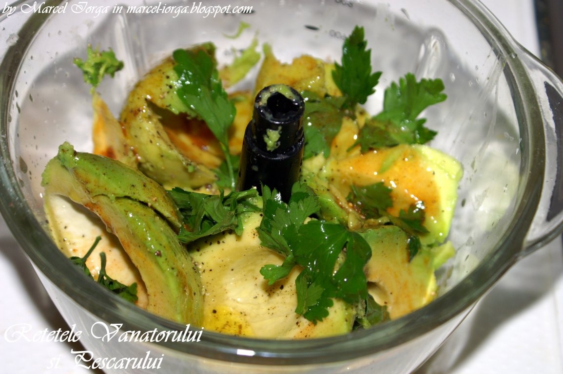 Salau de Dunare cu pasta de avocado si sos Tabasco