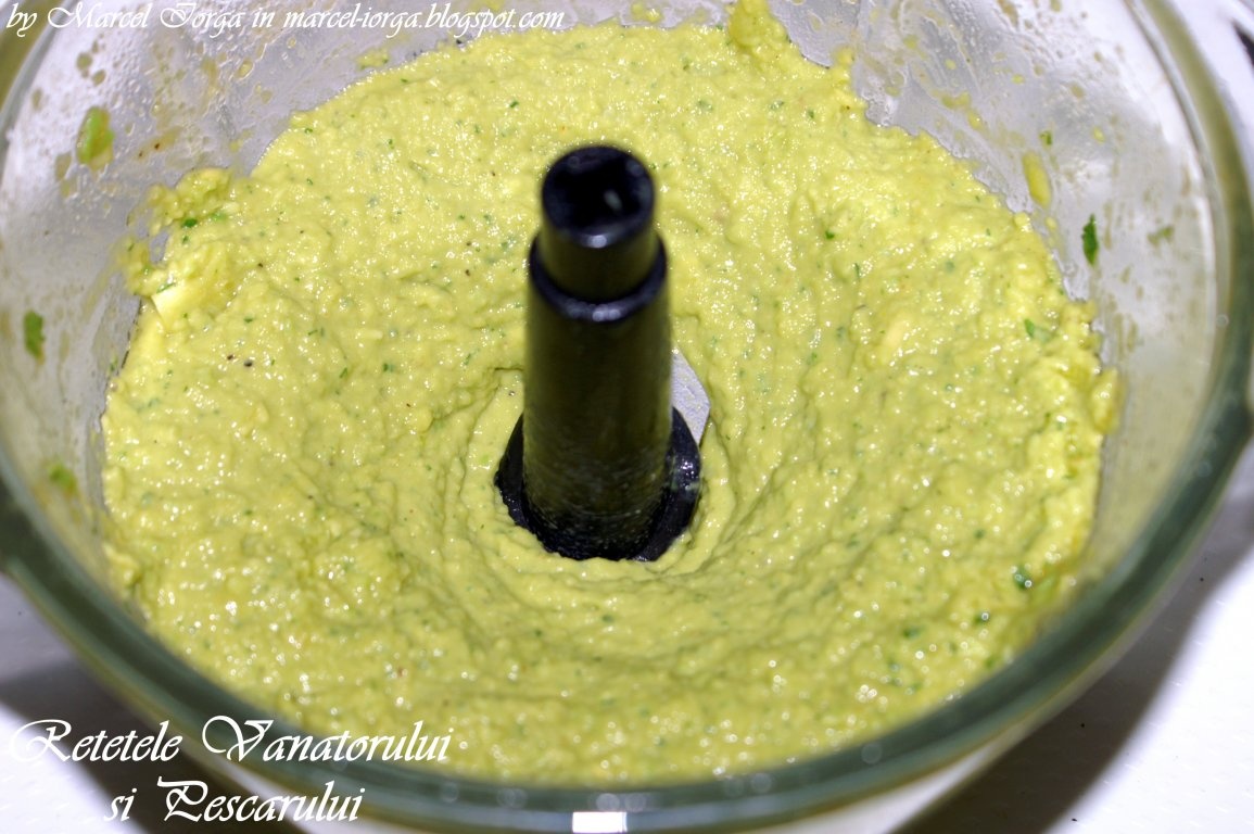 Salau de Dunare cu pasta de avocado si sos Tabasco