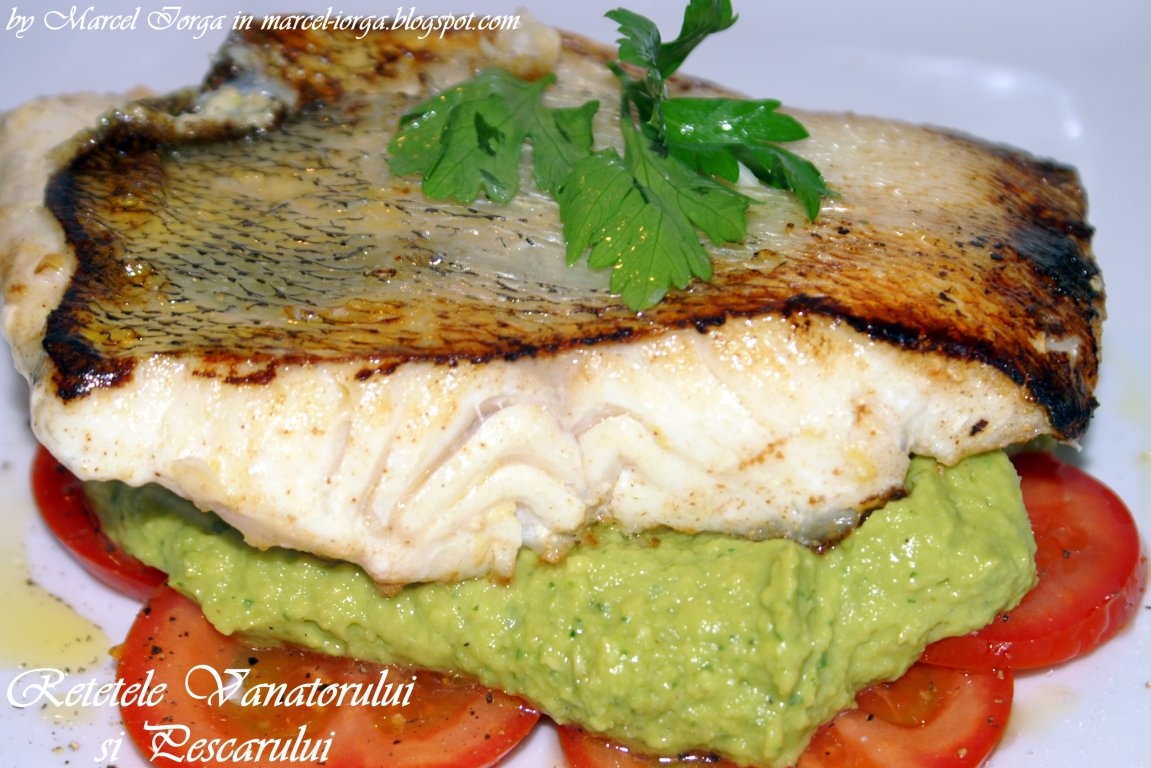 Salau de Dunare cu pasta de avocado si sos Tabasco