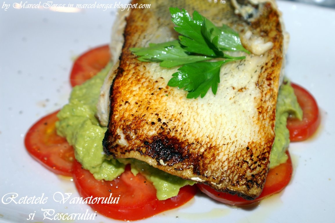 Salau de Dunare cu pasta de avocado si sos Tabasco