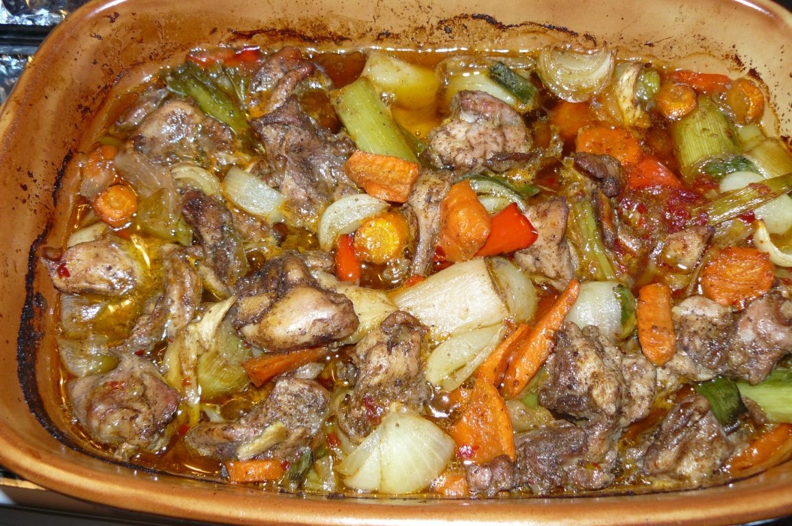 Pui marinat, cu legume şi orez