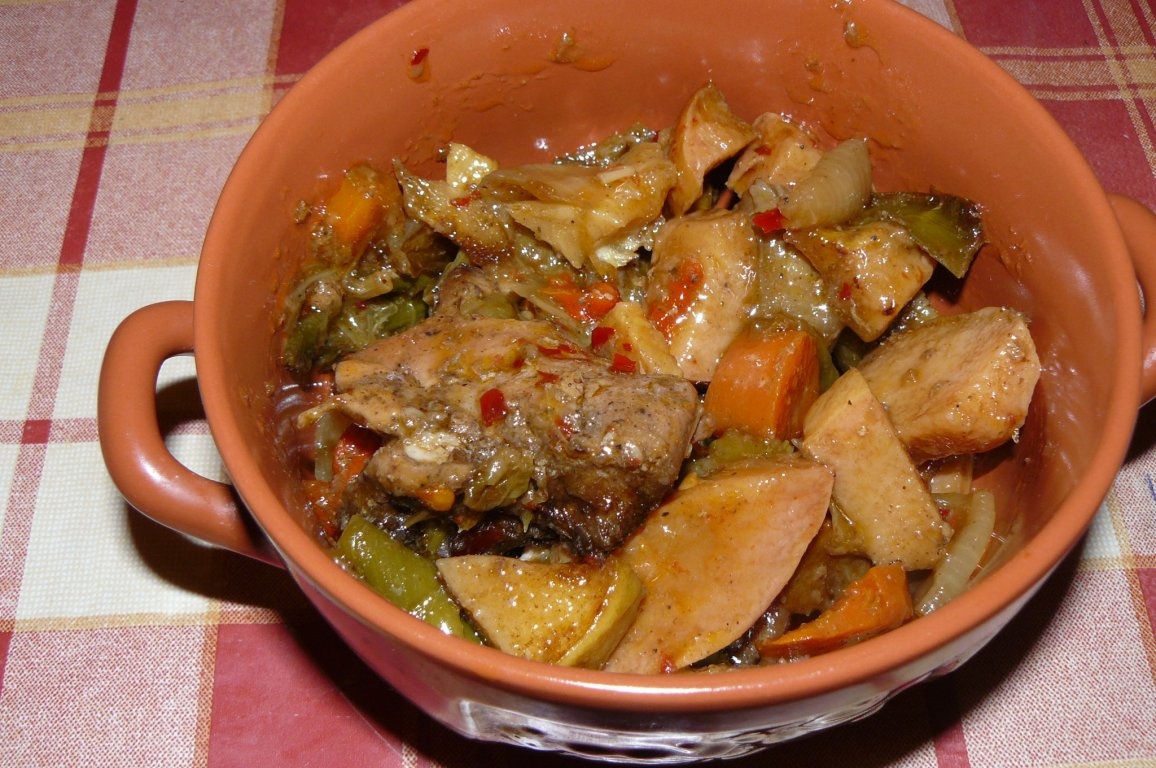 Pui marinat, cu legume şi orez