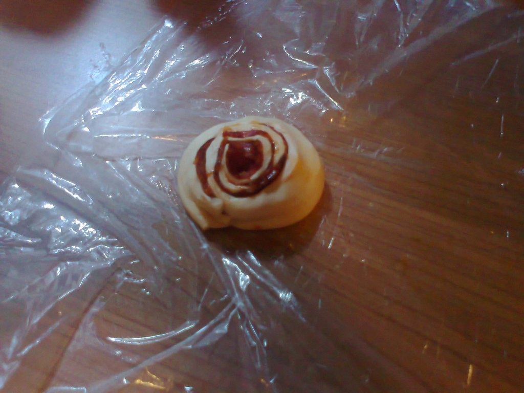 Cuiburi din foietaj si salam picant