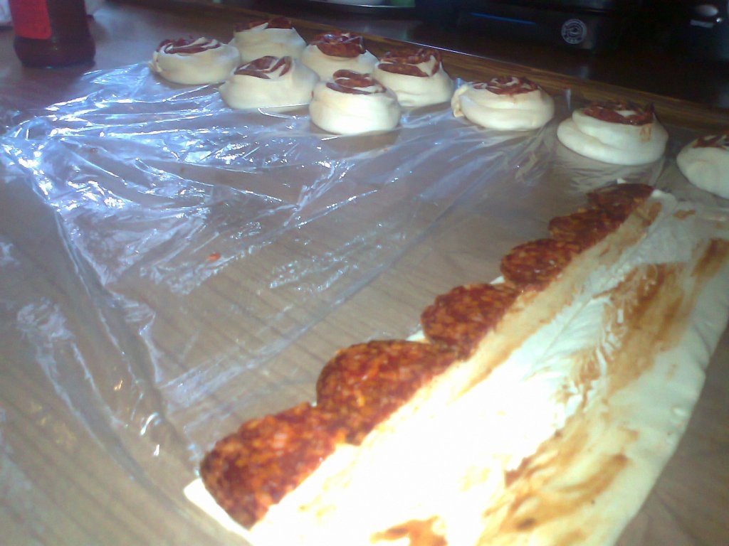 Cuiburi din foietaj si salam picant