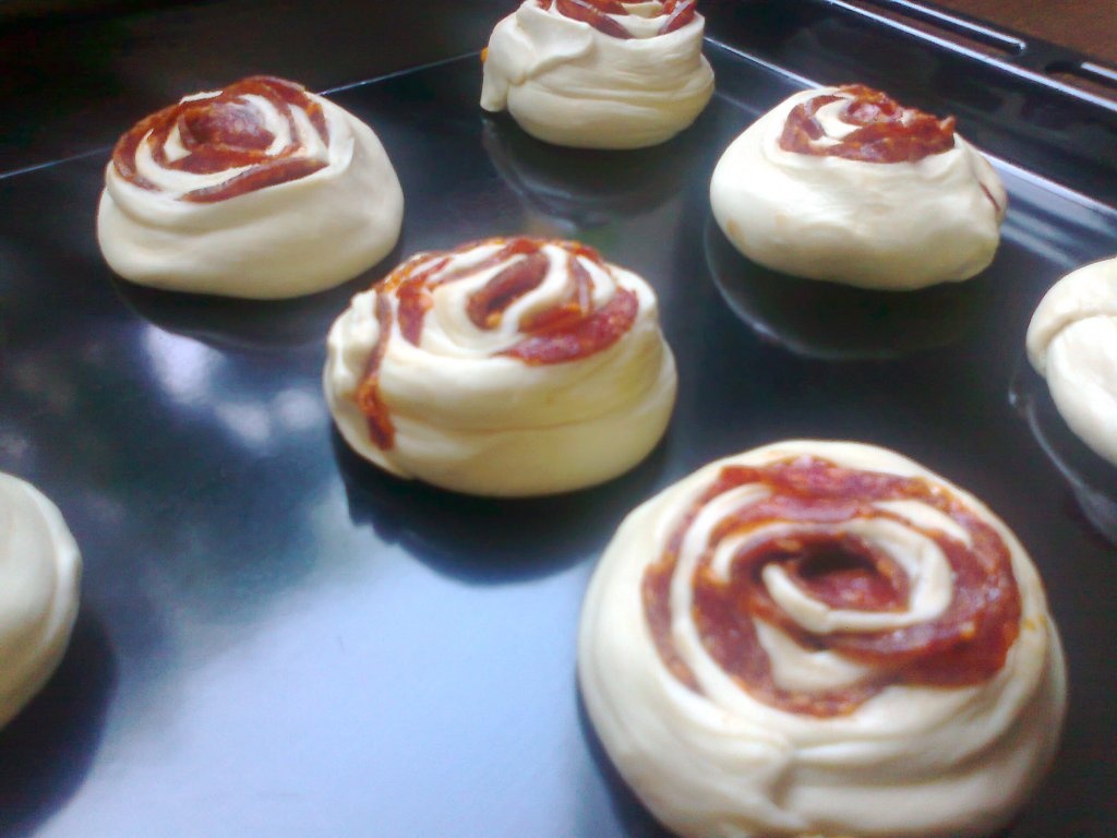 Cuiburi din foietaj si salam picant