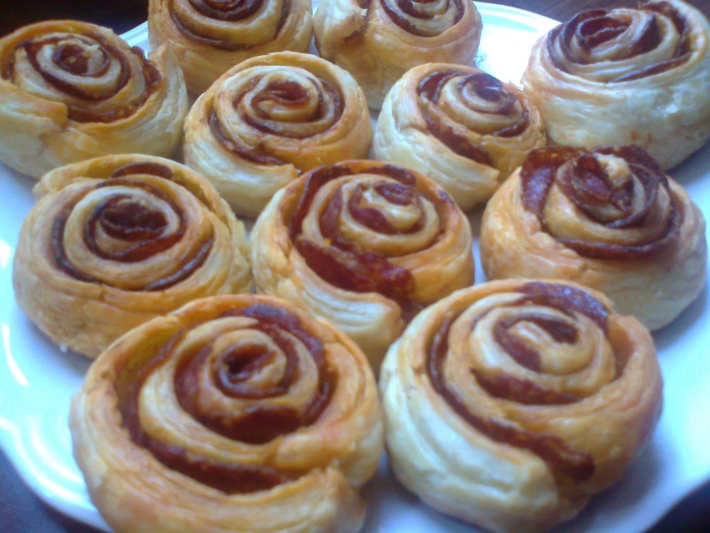 Cuiburi din foietaj si salam picant