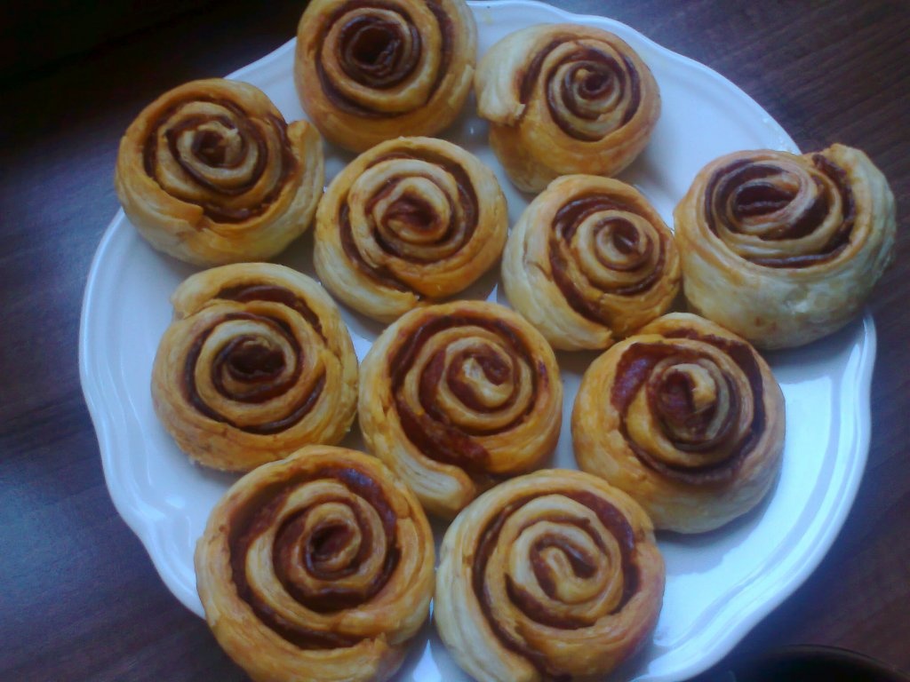 Cuiburi din foietaj si salam picant