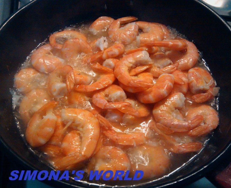 Creveti nedecorticati in sos de vin si usturoi