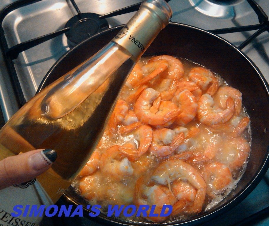 Creveti nedecorticati in sos de vin si usturoi